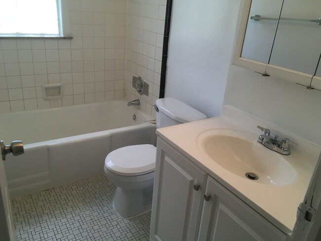 Building Photo - 3 Bedroom Bungalow, Move-In Ready. Sec. 8 OK