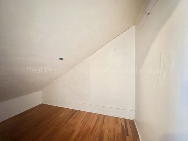 Building Photo - 541 Pearson St