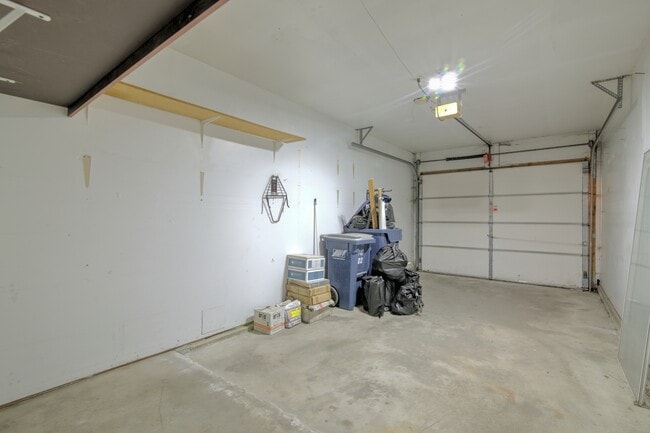 Building Photo - 741 Acorn Ct