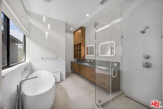 Building Photo - 141 Hollister Ave