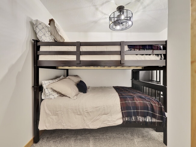 Building Photo - 656 Aspen Dr