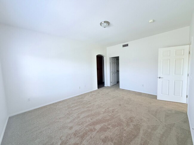 Building Photo - GREAT SUMMERLIN CONDO IN GATED COMMUNITY!!