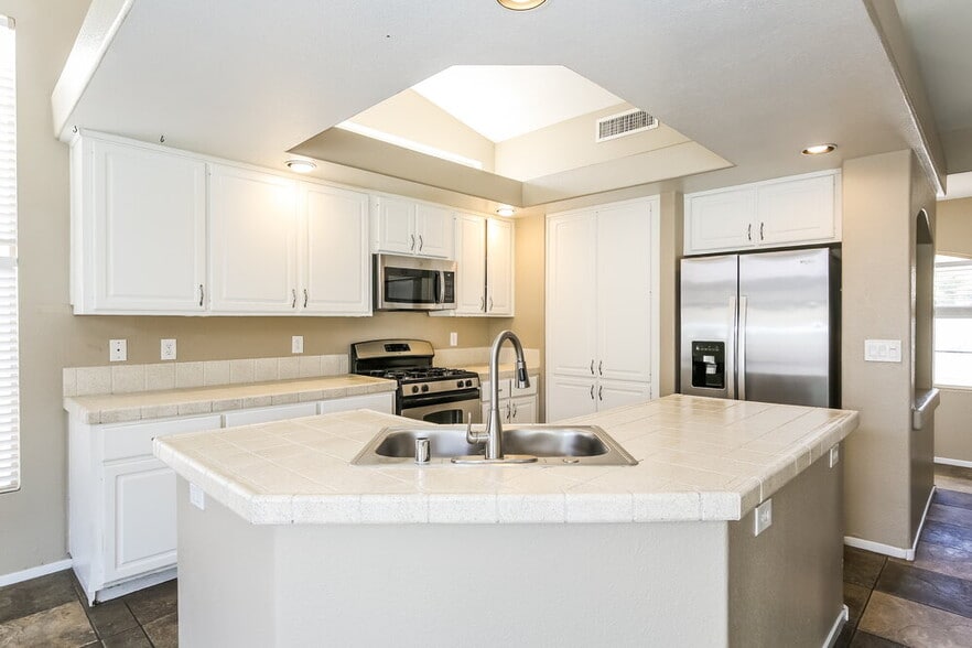 Building Photo - 3636 Beacon Point St