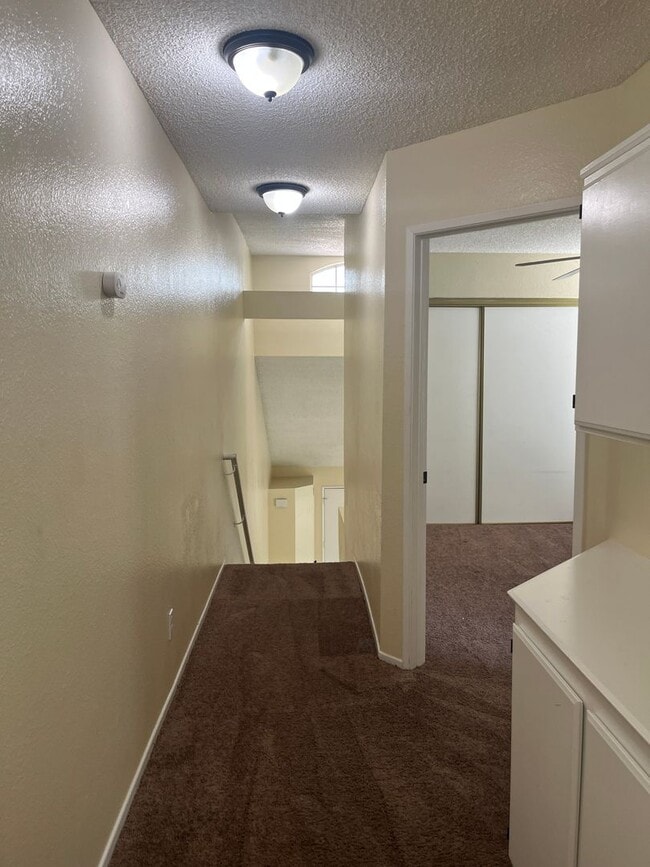 Building Photo - 2BD/ 3BTH TOWNHOUSE EAST PALMDALE