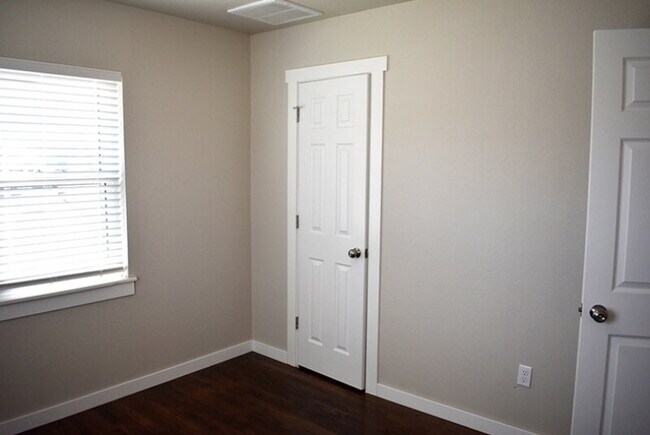 Building Photo - "Charming Newly Remodeled 3-Bedroom Home F...