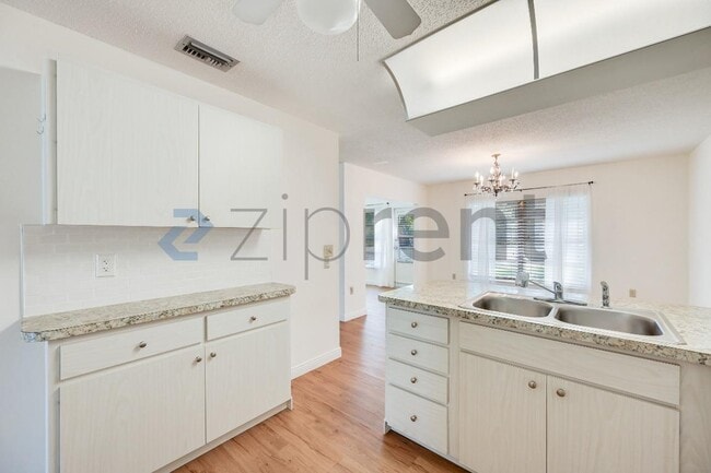 Building Photo - 1624 Whitehead Dr