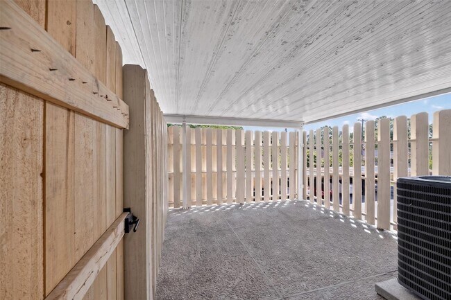 Building Photo - 7205 Beechnut St
