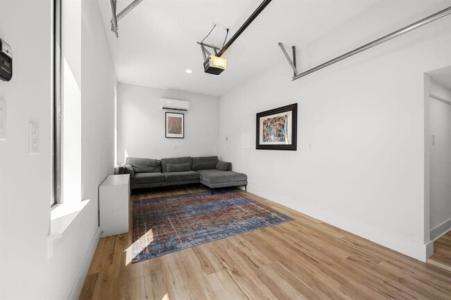 Building Photo - 206 Braeswood Rd