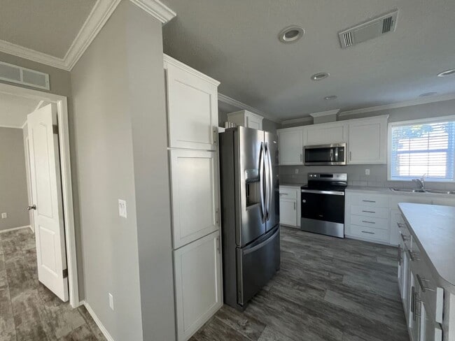 Building Photo - 3 Eland Dr