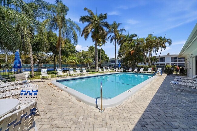 Building Photo - 6273 Bay Club Dr