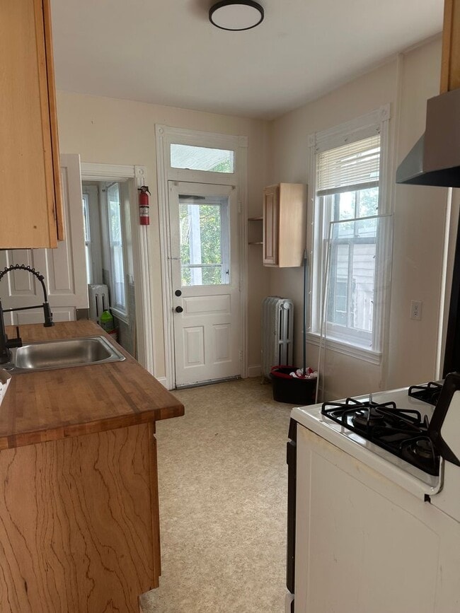 Building Photo - Spacious 5/6 Bedroom/ 2 Bath House for Rent