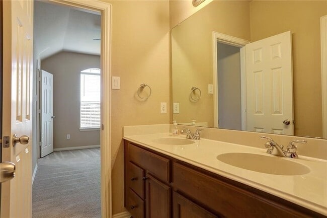 Building Photo - 13393 Mondovi Dr