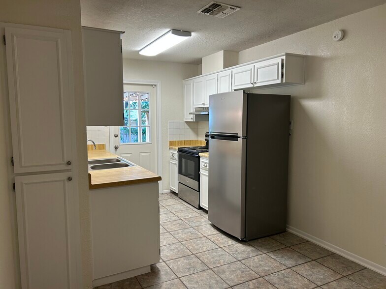 Building Photo - 309 Briarwood Dr