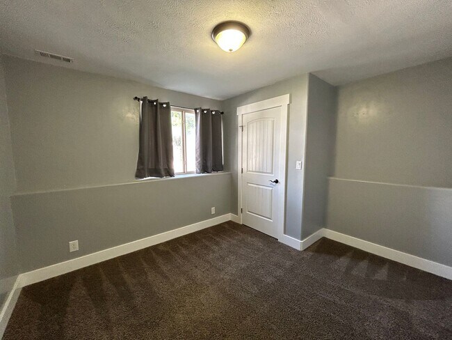 Building Photo - 221 780 E