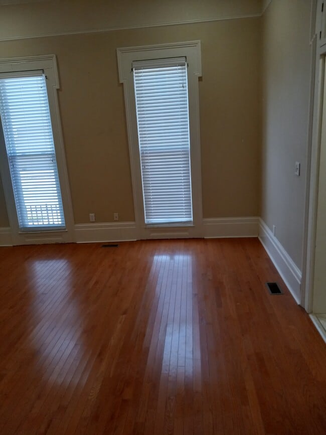 Building Photo - 904 E Chestnut St