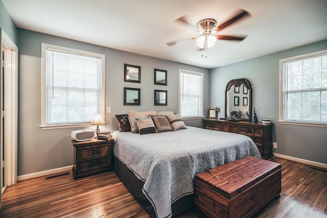 Building Photo - WOW! 4 BR 2.5 BA house w/ 1 acre of land a...