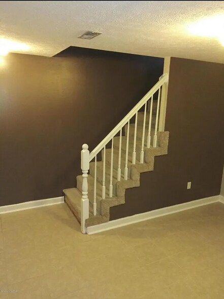 Building Photo - 143 Wiltshire Ave