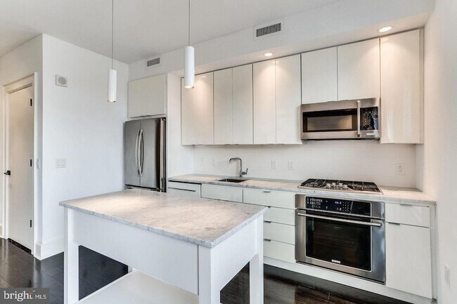 Building Photo - 1011 M St NW