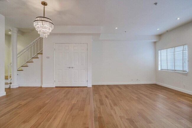 Building Photo - 852 N Poinsettia Pl