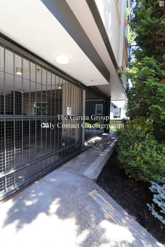 Building Photo - 2393 SW Park Pl
