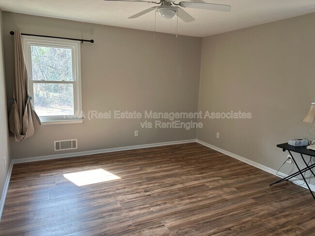 Building Photo - 310 Gail Dr