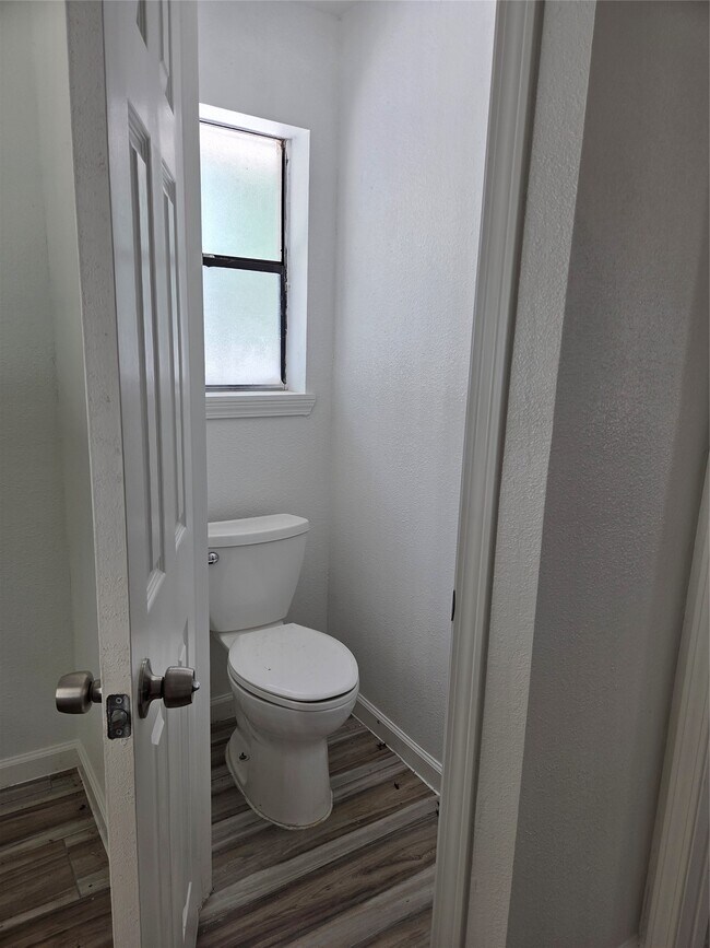 Building Photo - 592 River Plantation Dr