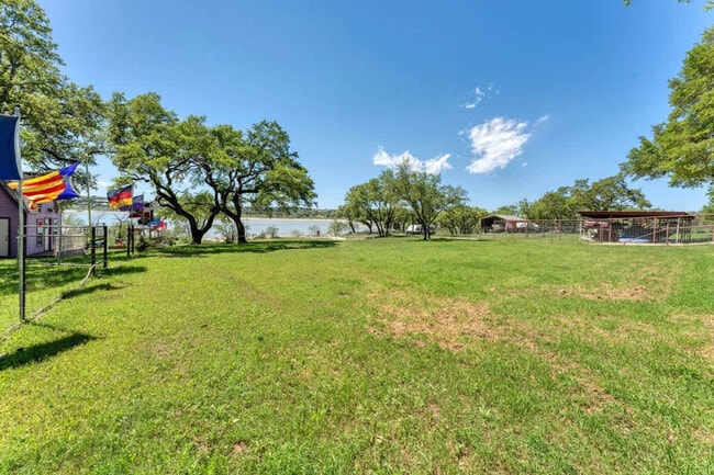 Building Photo - 2388 Lakeshore Dr