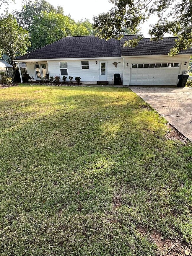 Primary Photo - 140 Hampton Cir