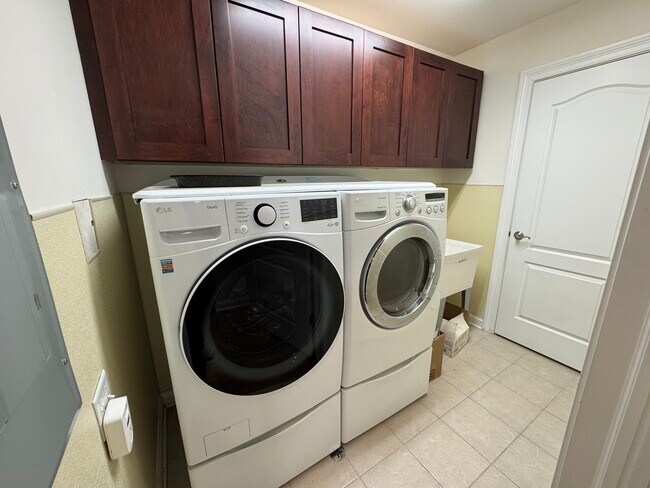 Building Photo - 1800 Amberley Ct