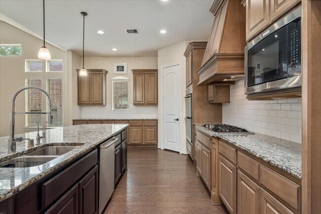 Building Photo - 23034 Creek Park Dr