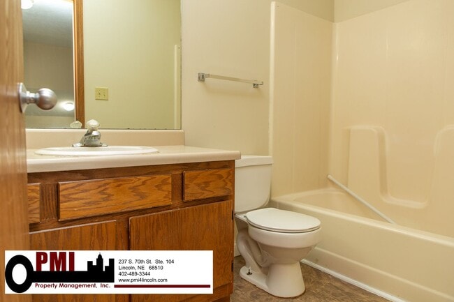 Building Photo - 3 Bedroom and 1.5 bathroom Duplex for Rent