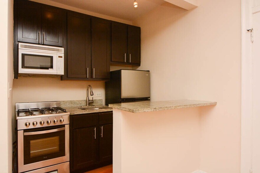 Building Photo - 4619 N Paulina St