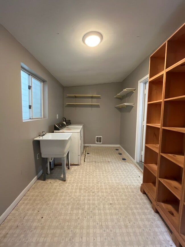 Building Photo - Beautifully Maintained End-Unit Townhome for Rent in Easton