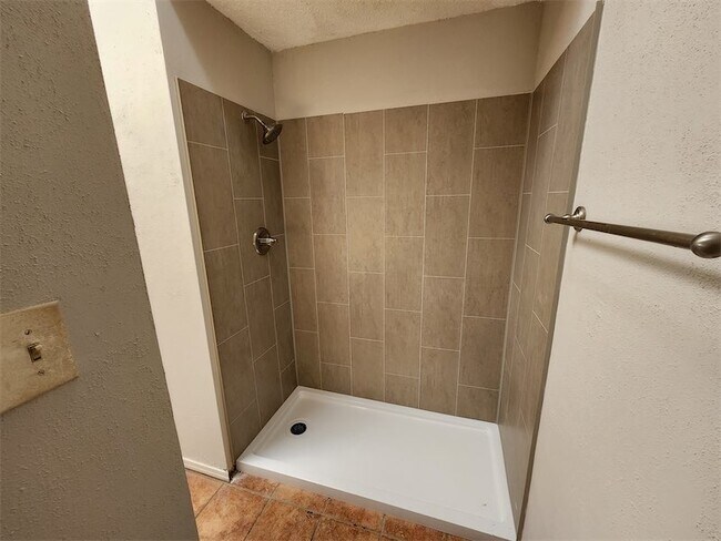Master Bath Walk-in Shower (New!) - 4206 Katrina Ln