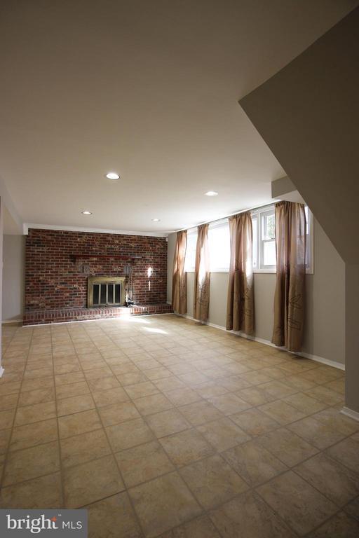 Building Photo - 102 Yeonas Dr SE