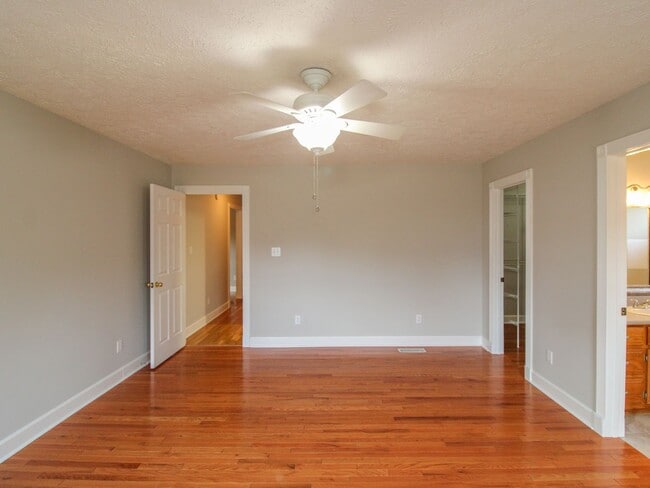 Building Photo - Spacious home!