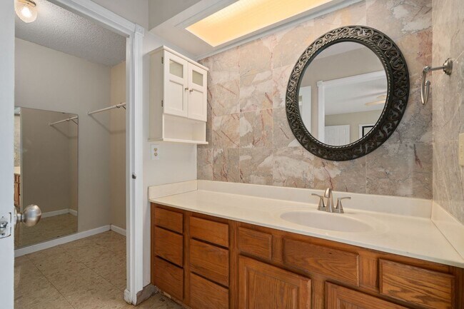Building Photo - **Recently upgraded 4/2 pool home in Longw...