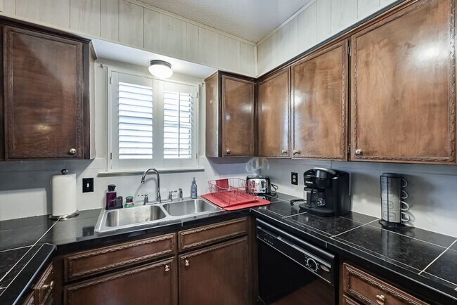 Building Photo - 1712 Meadowlane Terrace