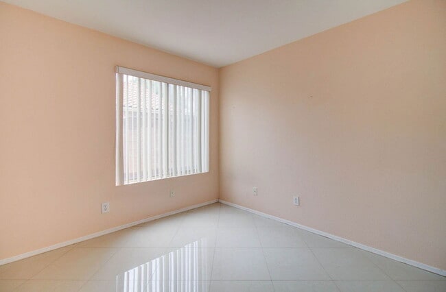 Building Photo - 1350 W Pelican Ct