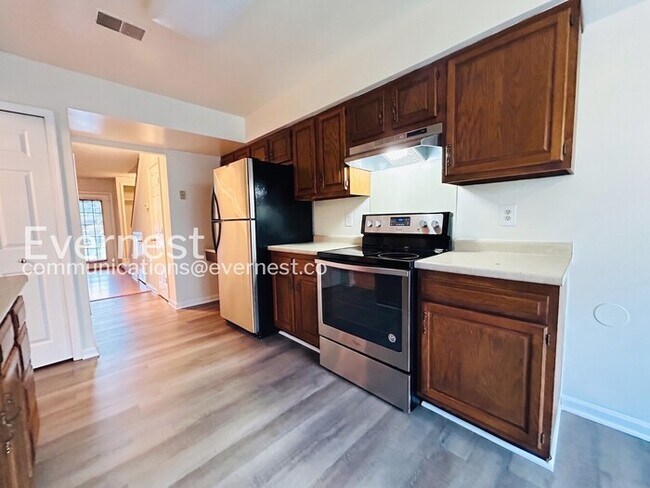 Building Photo - 3 Bed/2.5 Bath Townhome with Fenced Yard / Available Soon!