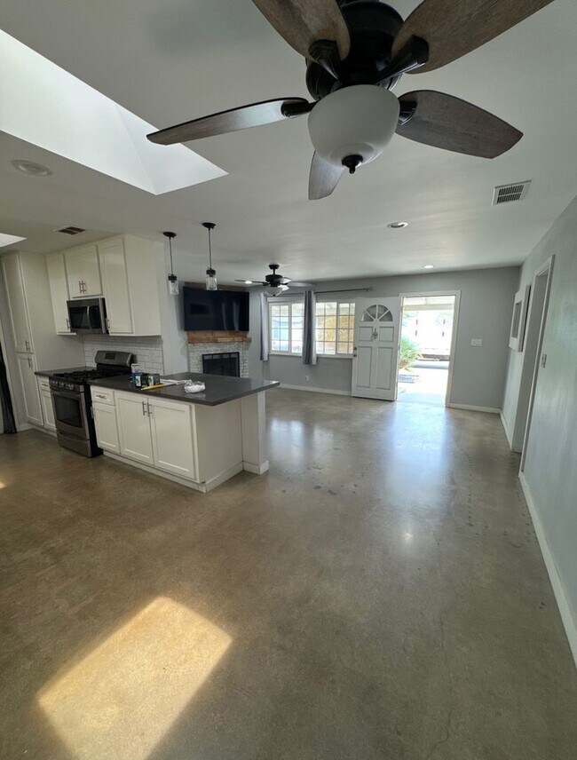 Building Photo - AMAZING INTERIOR 4 BEDROOM / 2 BATHROOM REMODELED HOUSE