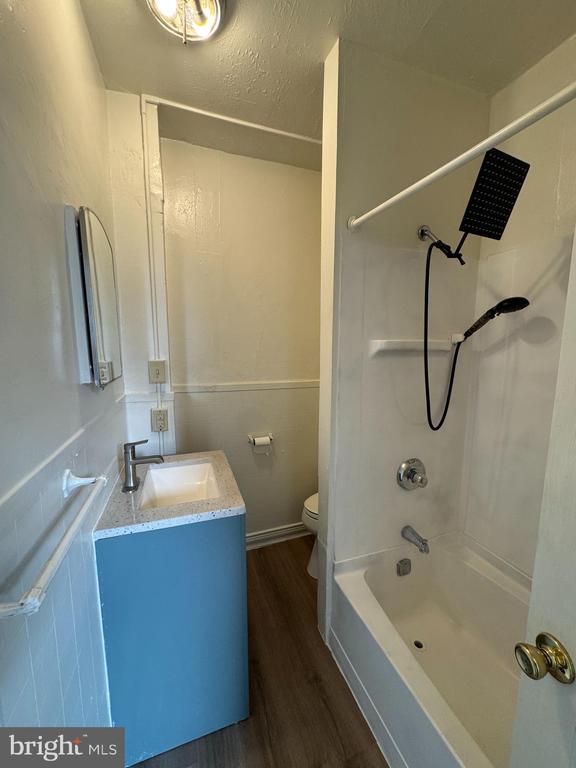 Building Photo - 261 N York St