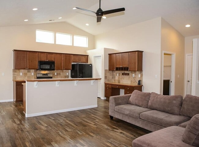 Building Photo - 3 Bed Home with Attached Garage