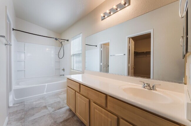 Building Photo - Gated Community Townhome 2 bedroom, 2 bathroom, 1 car garage