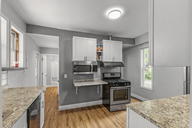 Building Photo - 921 20th Ave NE