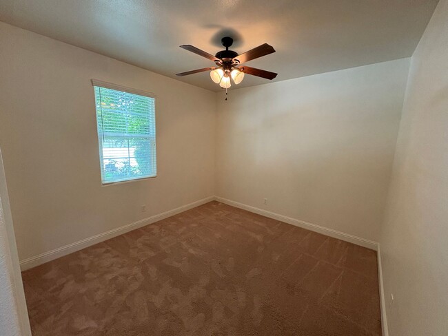 Building Photo - 3 Bedroom Home located NW Visalia!