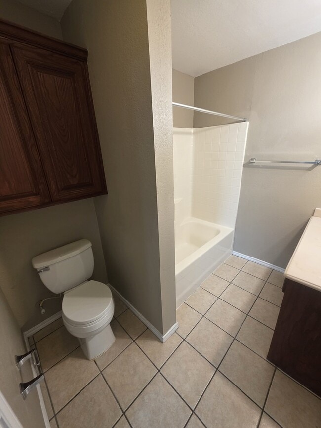 Building Photo - 3 bed 2 bath home