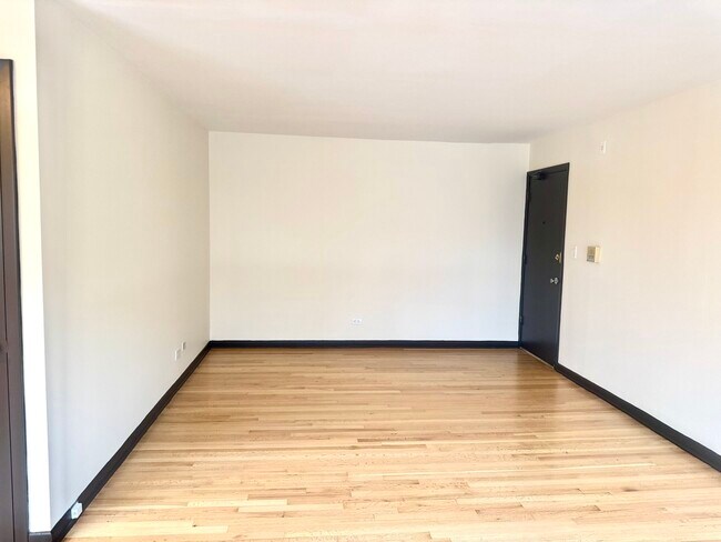 Building Photo - 424 Elgin Ave