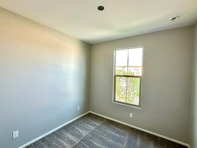 Building Photo - Fantastic 4BR/3BA Richmond American Larimar in Entrada Del Oro! Features white shaker cabinets, q...