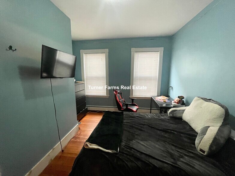 Building Photo - 12 Bucknam St